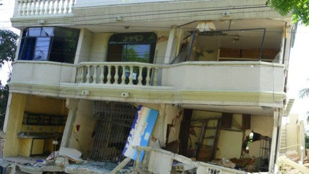 Casa derrumbada parcialmente tras el terremoto