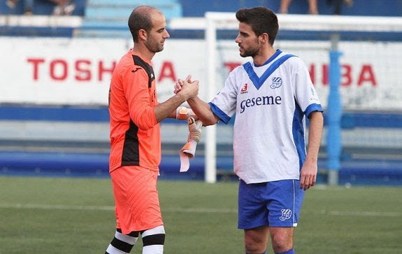 El portero del Jerez Álex saluda a su verdugo Javi Lara, autor del gol que da ventaja al Europa en la eliminatoria. :: ce europa