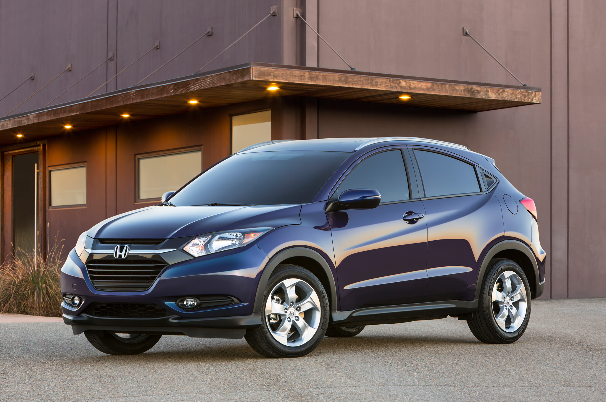 2016-Honda-HR-V-EX-L-FWD-front-three-quarter-012