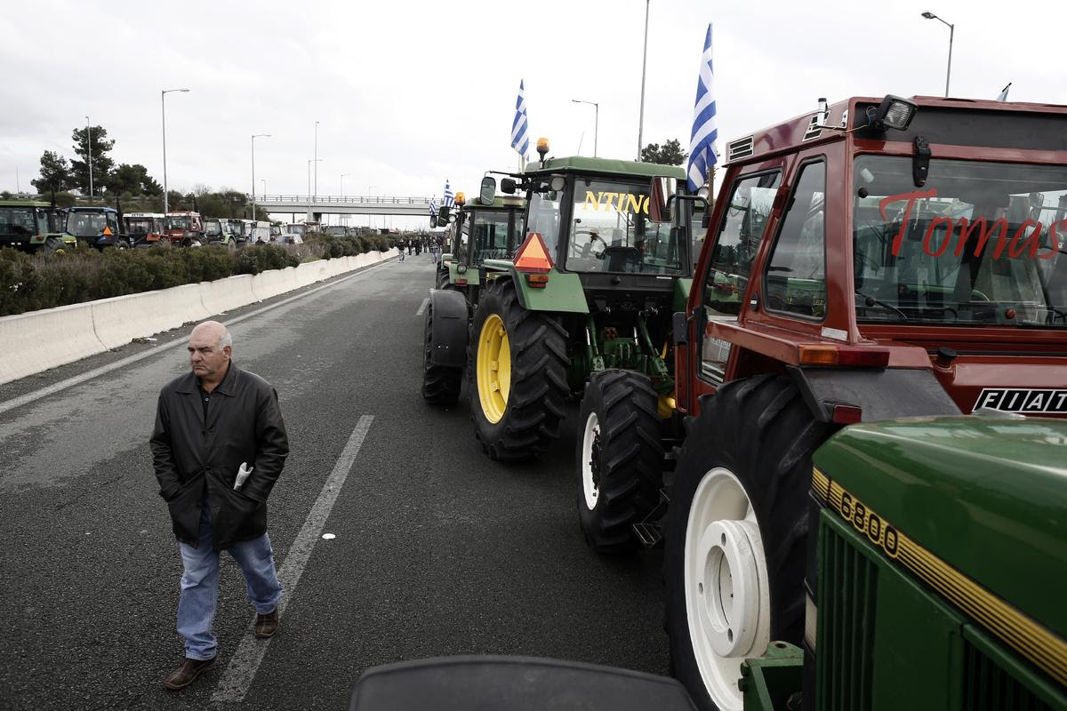 Farmers seek to block the highway between Thessaloniki and Athens in Nikaia, some 380 kms north of Athens. Protesting Greek farmers, who are demanding tax breaks and other benefits, have refused an offer from the Greek government after a February 6 meeting and they said they would not relent and keep their tractors positioned at key points on major roads across Greece, which they have continually threatened to blockade unless they get everything they want. Nikaia, Greece on Feb. 7, 2014. / Συνεχίζονται οι κινητοποιήσεις των αγροτών στον κόμβο της Νίκαιας στην Λάρισα οι οποίοι δεν ικανοποιήθηκαν από τις ρυθμίσεις που ανακοίνωσε χθες 6 Φεβρουαρίου η κυβέρνηση. Κοντά στους αγρότες βρέθηκε ο ΓΓ της ΚΕ του ΚΚΕ Δημήτρης Κουτσούμπας. Νίκαια, Ελλάδα στις 7 Φεβρουαρίου 2014.