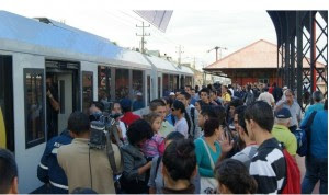 Cartagineses saturaron el servicio de tren a la capital esta mañana. CRH/Foto INCOFER.
