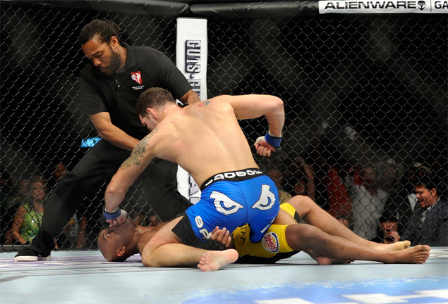 Anderson Silva é nocauteado pelo americano Chris Weidman e perde o cinturão durante luta em Las Vegas 