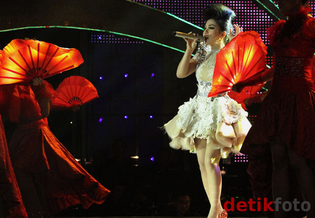 Syahrini Pamer Keindahan Kakinya