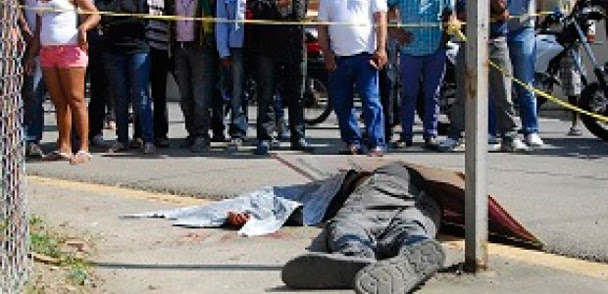 Multitud mata a dos hombres que habrían asaltado banca de lotería