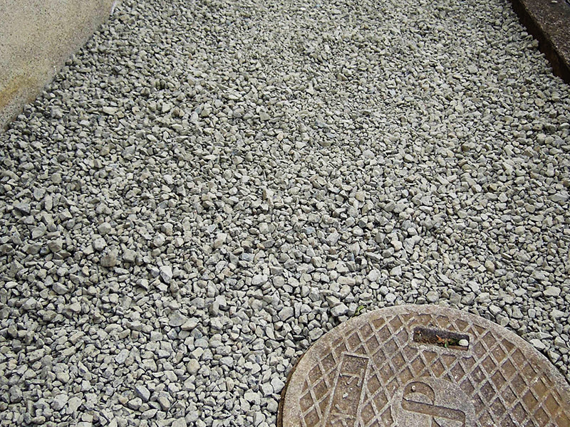 裏通路はシートと砂利で雑草対策する ナチュラルガーデニングのアトリエタムロ