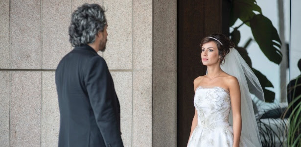 Vestida de noiva, Maria Clara (Andreia Horta) encontra com o pai, José Alfredo (Alexandre Nero) no dia do seu casamento
