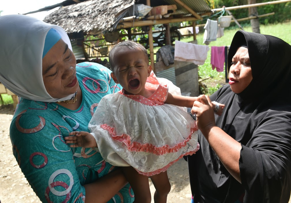 Salsa Djafar chora após passar por circuncisão (Foto: Bay Ismoyo/AFP)