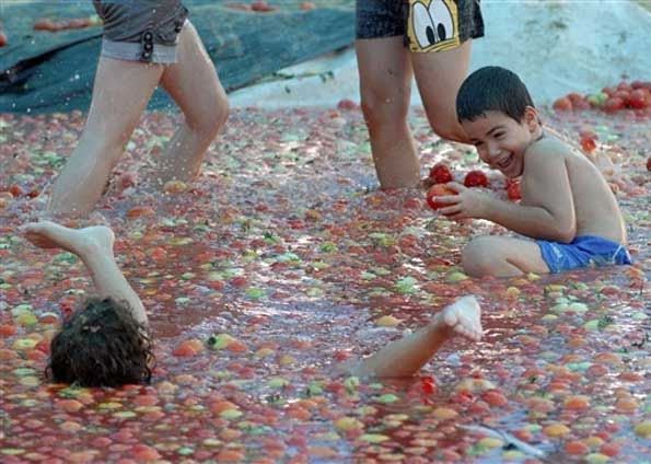 Israel festeja colheita com piscina de tomate