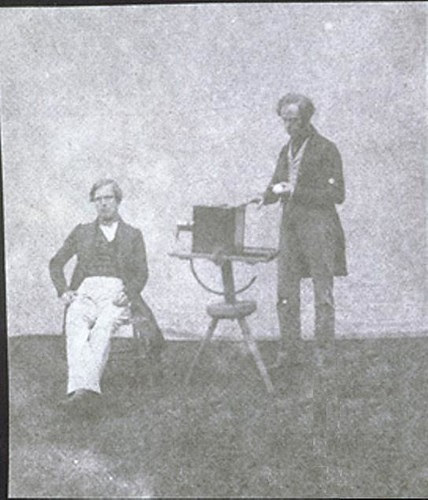 Nicolaas Henneman tomamdo un calotipo con el retrato de Pullen, hacia 1841.
