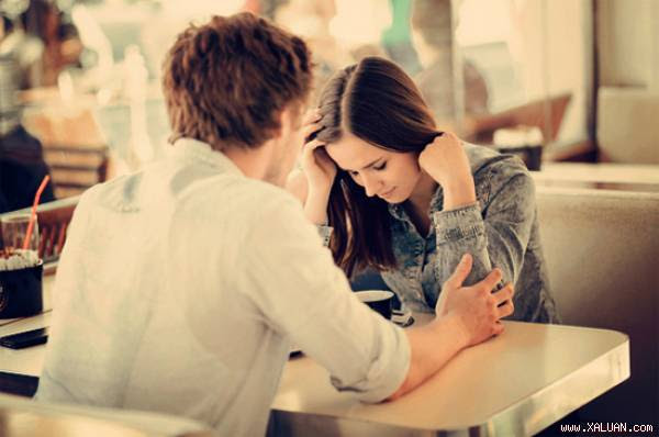 Tôi bế tắc trong cuộc tình tay ba với người phụ nữ hơn 18 tuổi