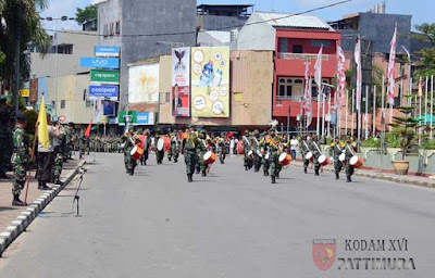 Ambon, Malukupost.com - Kodam XVI/Pattimura menggelar gladi bersih upacara peringatan HUT ke-72 TNI yang jatuh pada 5 Oktober 2017, di Lapangan Merdeka Jl. Slamet Riyadi, Kota Ambon, Selasa (3/10). Siaran pers yang diterima media ini menyatakan, Pangdam XVI/Pattimura Mayjen TNI Doni Monardo dijadwalkan bertindak selaku Inspektur Upacara dan Danyon Marinir Lantamal IX/Ambon Letkol Marinir Teguh Santoso selaku Komandan Upacara.