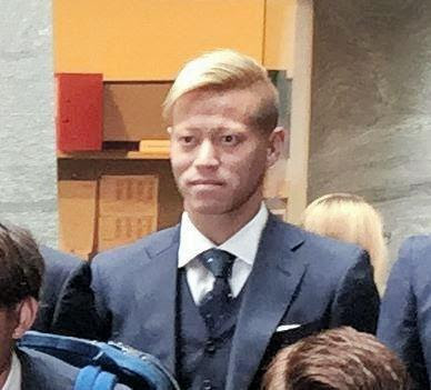 本田圭佑 専属美容師の片モヒカン 勝負ヘア でロシアへ出発 サッカーｗ杯ニュース デイリースポーツ Online