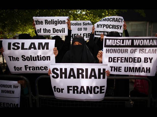 Sharia for France signs