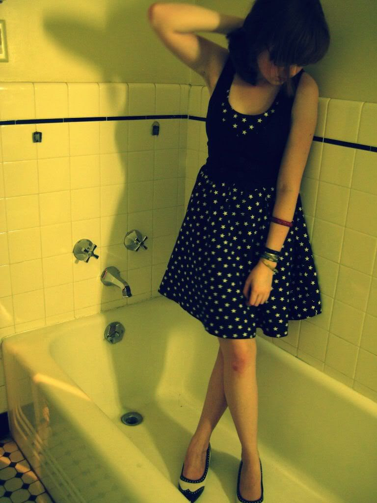 star, print, dress, retro, secondhand, vintage, theclotheshorse, the, clothes, horse, daily, outfit, fashion, style, original, trendy, bathroom, photoshoot, tub