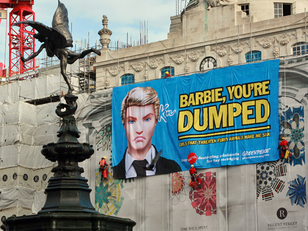 Ativistas do Greenpeace penduraram banner em prédio na região central de Londres, Inglaterra, contra a empresa de brinquedos Mattel (Foto: Reuters)
