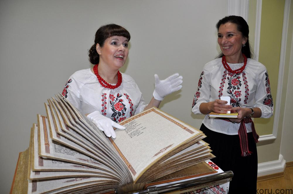 embroidered_ukrainian_Kobzar_2