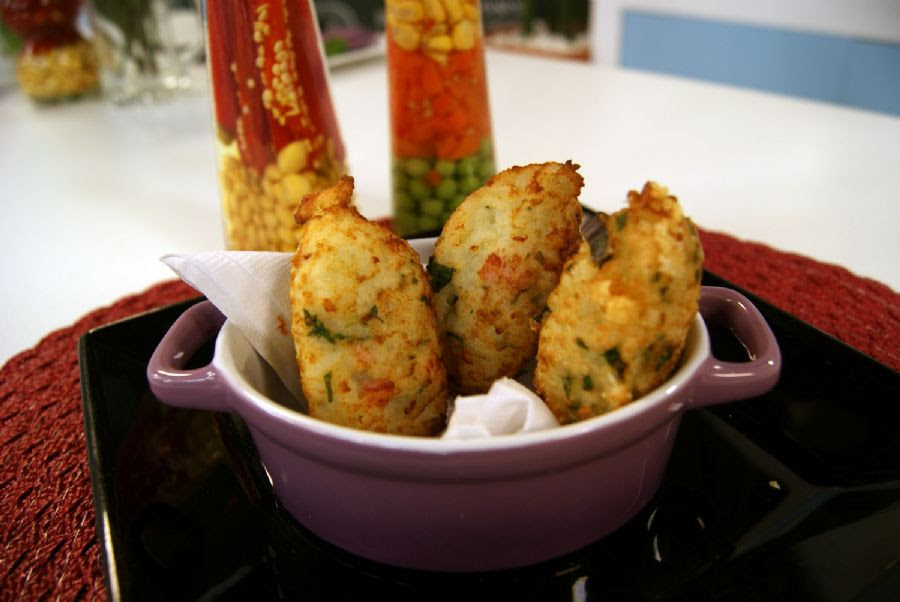 Venha aprender a fazer esse delicioso bolinho de arroz é uma ótima pedida para petisco, e também é uma forma de não jogar arroz do almoço ou  do jantar  fora, depois reúna os seus amigos eles vão adorar, os recheios variam entre queijo, peito de peru e linguiça defumada.
