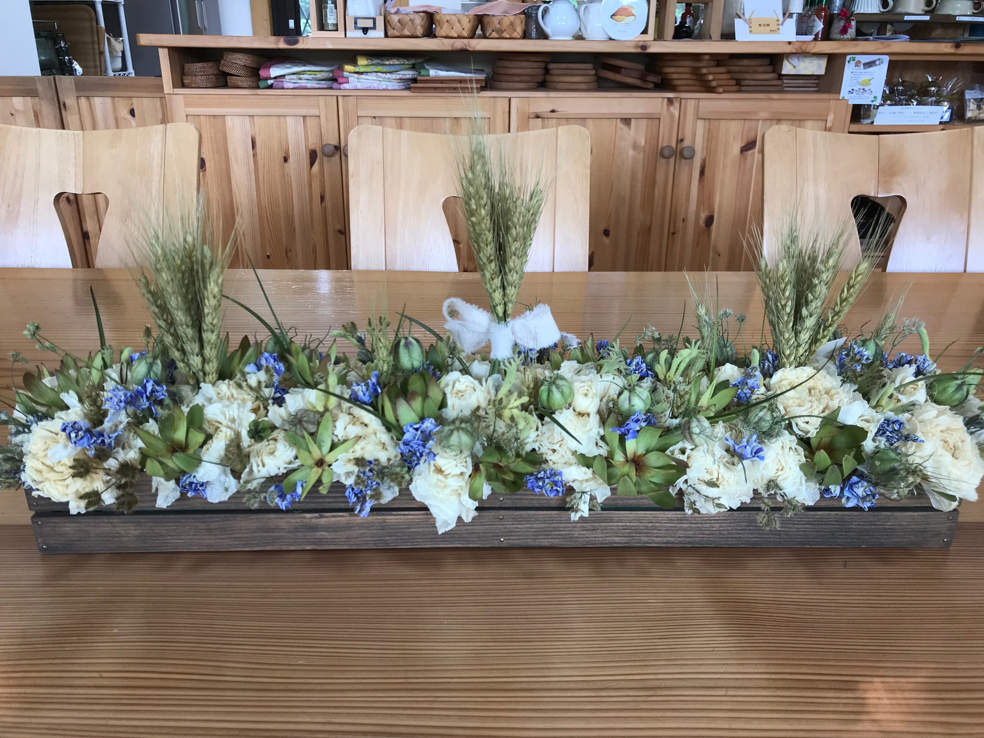 今年の夏のプレートです センターテーブルの花もチェンジ 茅野茶輪たてしな日和