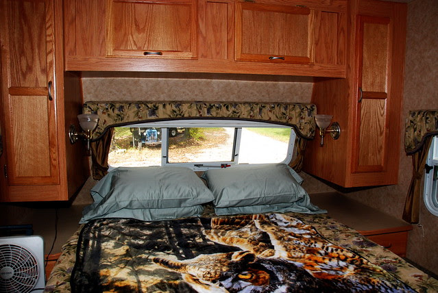 Bedroom w/ Queen Pillowtop