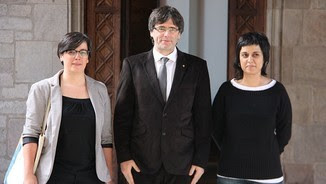 Mireia Boya, Carles Puigdemont i Anna Gabriel, en una foto del febrer (ACN)