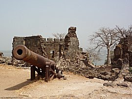 De grens van Gambia, hoe ver kan een kanon schieten vanaf midden rivier