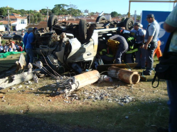 Van escolar ficou destruída após o acidente (Foto: Jéssica Pimentel / G1)