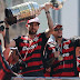 Taça do Flamengo quebra durante festa do título da Libertadores