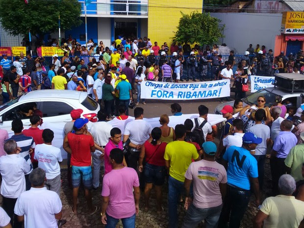 População pede saída do prefeito de Santa Inês (MA), Ribamar Alves, do poder (Foto: Hudson Braz / TV Mirante)