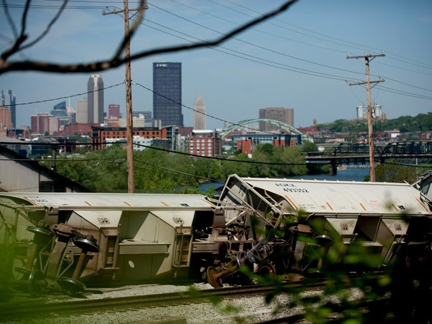 Trem da Allegheny Valley Railroad é visto tombado após acidente na região de Hazelwood, em Pittsburgh, na manhã de quinta (14) (Foto: Jeff Swensen/Getty Images/AFP)