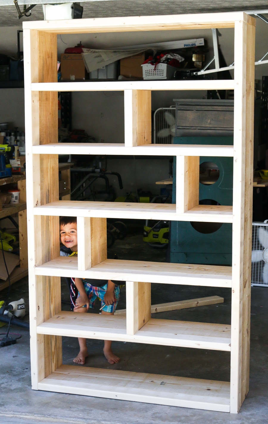 13 DIY Plans for Building a TV Stand | Guide Patterns DIY Rustic Pallet Bookshelf