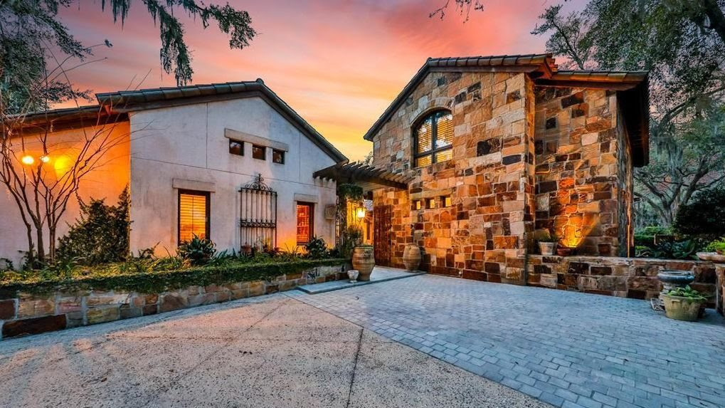 The entrance to Fred Funk's estate.