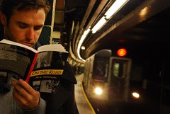 Hombre esperando metro