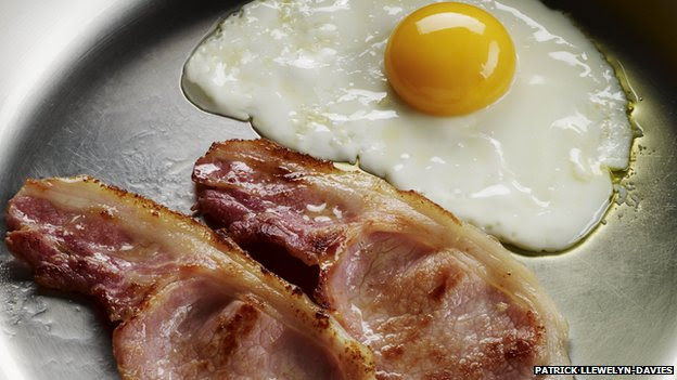 Huevos con tocineta