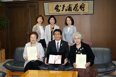関西と大分の 絆 深まる 市に支援金を贈呈 日田女性会 大分県女性連 全国商工会議所女性会連合会