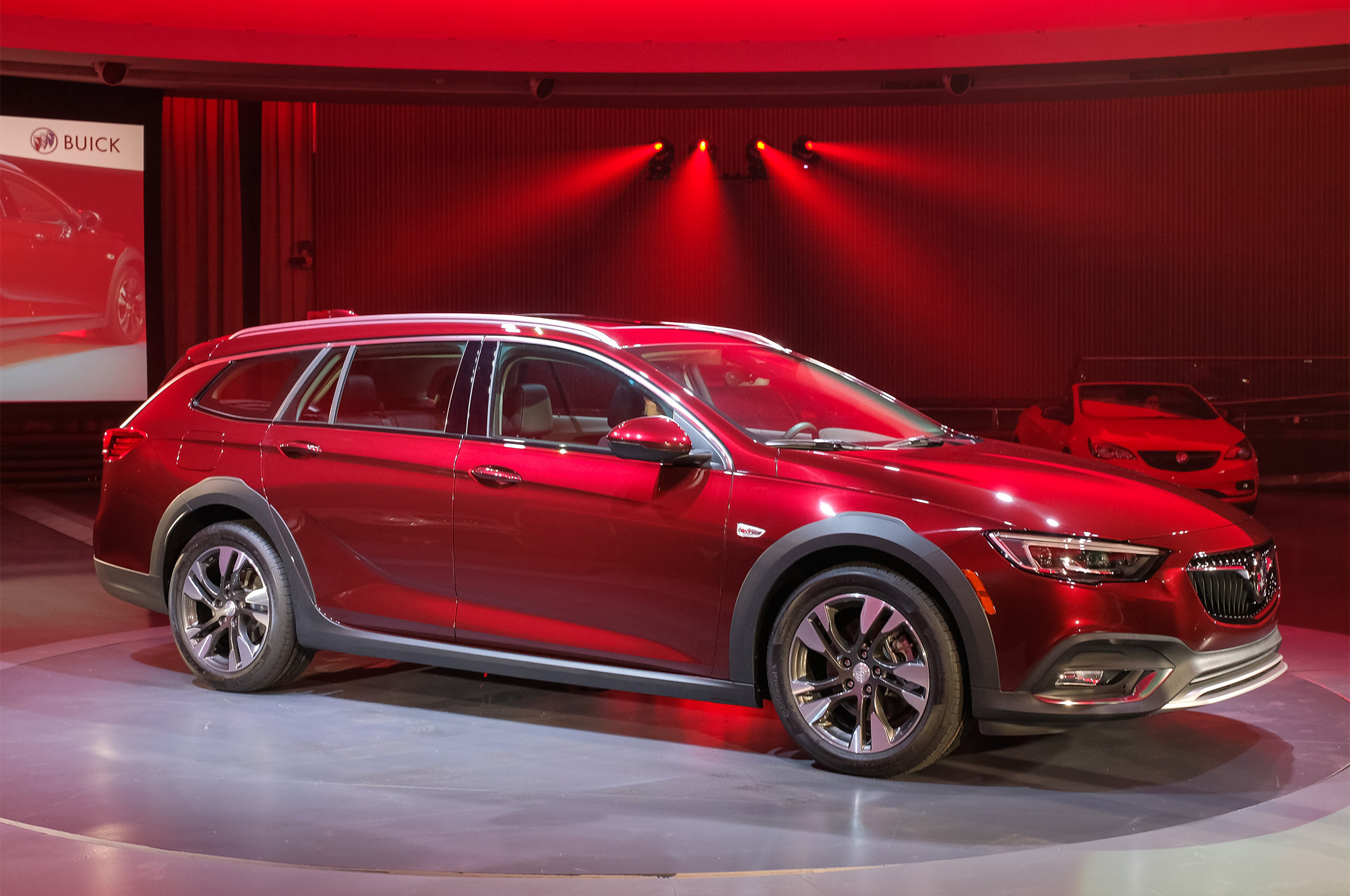 2018 Buick Regal TourX front three quarter 03