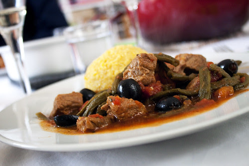Lamm-Ragout mit Oliven und Dörrbohnen an Tomatensauce mit Polenta