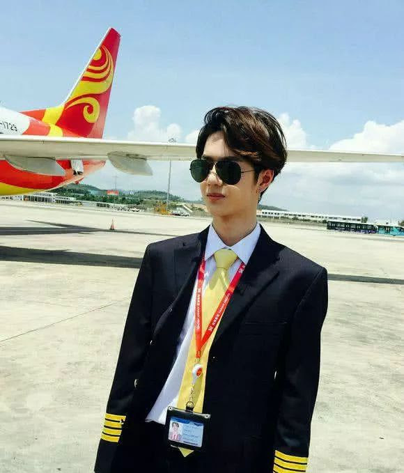 穿機長制服的十大男星 胡歌帥氣 最後一位無人超越 雪花新闻