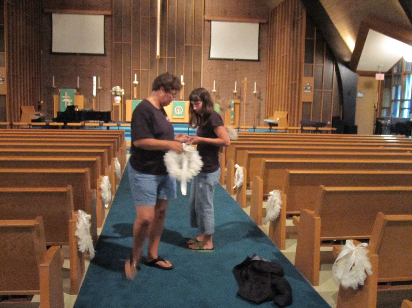 modern church wedding decorations