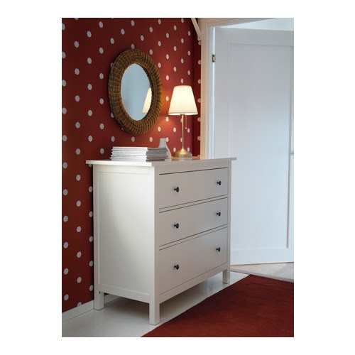 HEMNES Komoda se 3 zásuvkami IKEA Zvlášť hluboké zásuvky nabízejí spoustu úložného prostoru. Hladce výsuvné zásuvky se zarážkou.