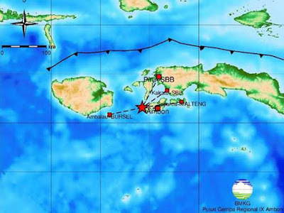 Ambon, Malukupost.com - Gempa bumi tektonik beruntun mengguncang Kota dan Pulau Ambon, Provinsi Maluku, Senin malam membuat warga panik dan berhamburan keluar dari rumah maupun bangunan bertingkat untuk menyelamatkan diri. Berdasarkan informasi yang dihimpun, gempa pertama berkekuatan 5,7 Skala Richter (SR) terjadi pada pukul 20:31:41 WIT dengan lokasi 50 Kilometer Barat Daya Pulau Ambon dengan kedalaman 10 kilometer dibawah permukaan laut. Pusat gempa yakni pada 3.79 Lintang Selatan (LS) dan 127.76 Bujur Timur (BT).