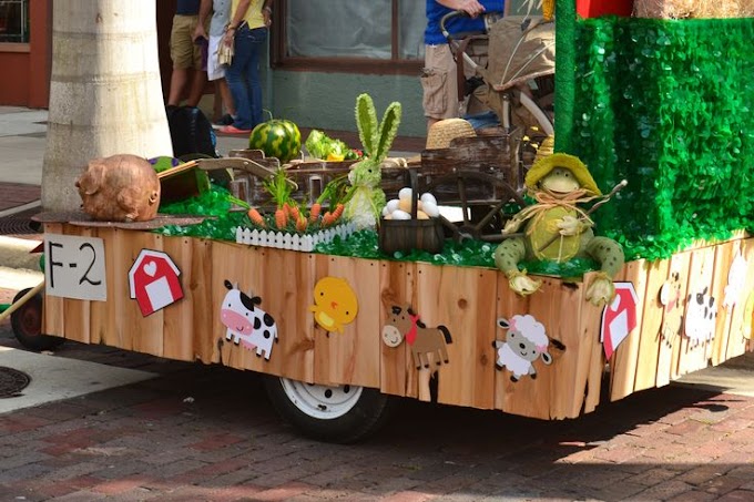 Christmas Pageant Floats : Scraps To Remember | Christmas float ideas, Farm themed / Horse called nimble on a float.