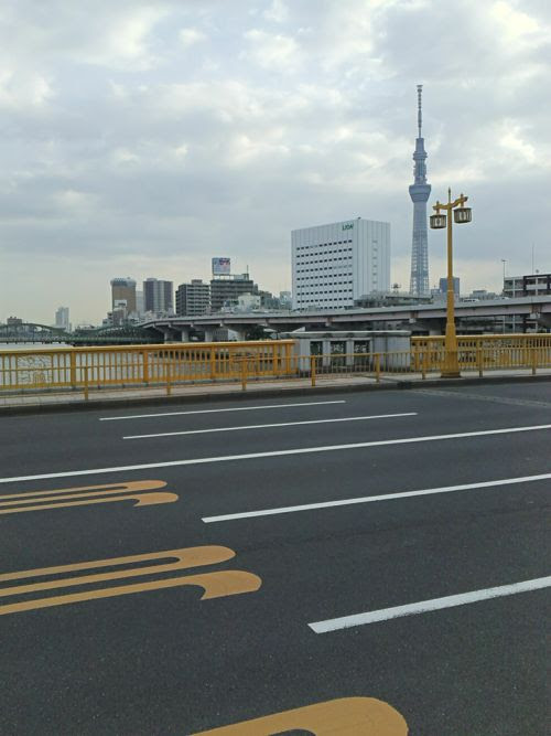スカイツリーの公式サイトはこちら ｔｏｐページはこちら 11 10 7 蔵前橋からスカイツリー 欄干は不思議な色 11 10 2 ジョギングで家から隅田川にでる 今にも雨が降りそうな空模様だが天気予報では降らない 涼しくて走りやすい 今日は清洲橋