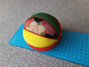 ちりめん小物手まり作り方 簡単でハギレやダイソーの生地でもできます 国際結婚で海外夢生活を送る日記