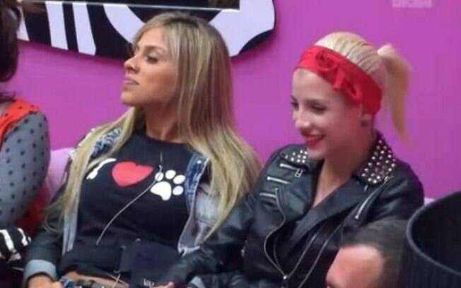 Em dia de Paredão de Vanessa, as duas ficaram de mãos dadas