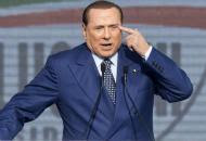 Berlusconi firma contro sue stesse leggi Sì a marijuana, no a reato clandestinità