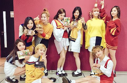 Kenapa?. Netter Tak Setuju Twice Disebut Grup dengan Penjualan Album Tertinggi HorasSumutNews.com - Berita Terkini Terbaru Hari Ini -Ikut meramaikan comeback musim dingin, Twice pun merilis kembali "TWICEcoaster: LANE 1" versi Natal. Perilisan mini album tersebut ke versi yang berbeda tentu saja karena kesuksesan "TT" sebelumnya. 