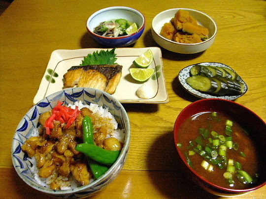鶏の照焼き丼 ぶりの塩焼き きゅうりともずくの酢の物 かぼちゃ煮物 味食倶楽部