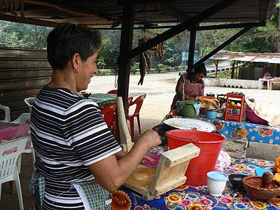 fabrication des tortillas.jpg