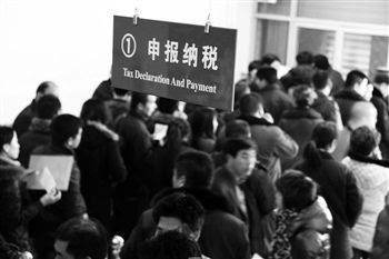 45 最高个税税率 效率还是公平 上海退还高管部分个税有助于吸引人才 但与 个税 调节收入差距的初衷相悖孙小林 滚动新闻 新浪财经 新浪网