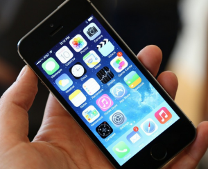 iphone 5s 300x245 مقارنة بين جالاكسي اس 5 و ايفون 5 اس